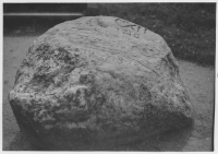 Ed, minnessten i järnvägsparken C XII 1716, Gustaf, Victoria 6/7 1918 Gustaf adolf, Louise 16/7 1931