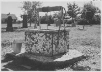 Sandby kyrkogård, brunnskar av kalksten på kyrkogård