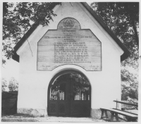 Estuna kyrka, kyrkogårdsport