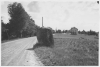 Täby socken, rest sten i vägkanten