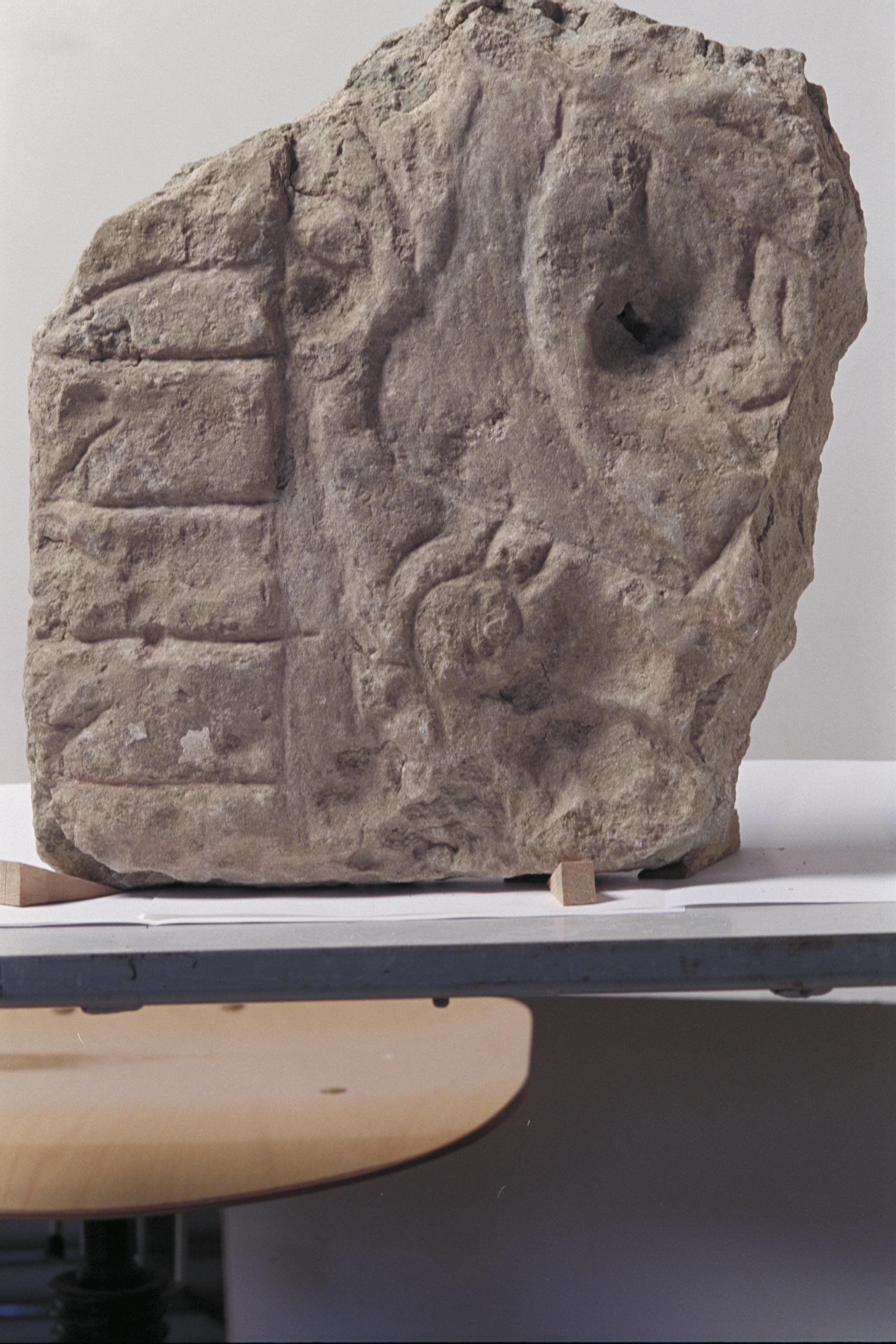 Bengt A Lundberg, ÖgNf2000 Klosterstad fragment med runor