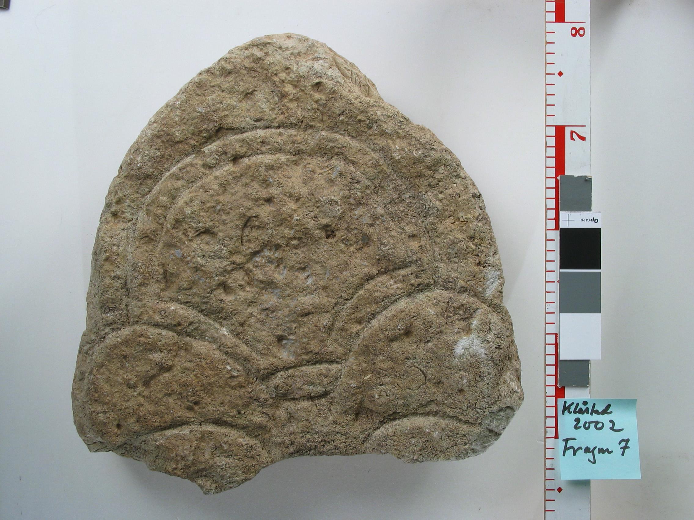 Bengt A Lundberg, ÖgNf2001 Klosterstad stenfragment