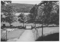 Utsikt från kyrkogården över Mollasjön