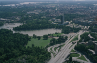  Brunnsviken vid gränsen mellan Solna (i bildens nedre del) och Stockholm (i bildens övre del). Vid bildens mitt Sveaplan och Wenner-Gren Center