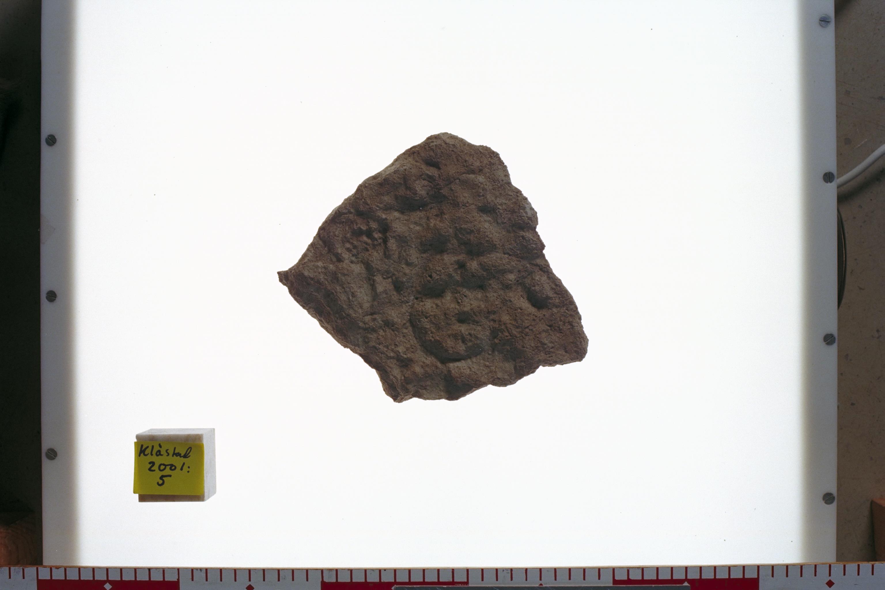 Bengt A Lundberg, ÖgNf2000 Klosterstad fragment med runor