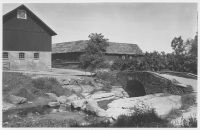 Våmbs socken, bytomt med stenbro