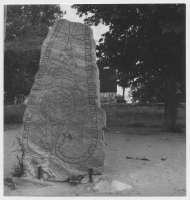 Össeby-Garns kyrka runstenar