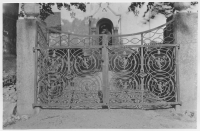 Getinge socken, järnsmidda kyrkogårdsgrindar