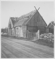 Torslunda by, gammal länga i skiftesverk med profilerade vindskivor